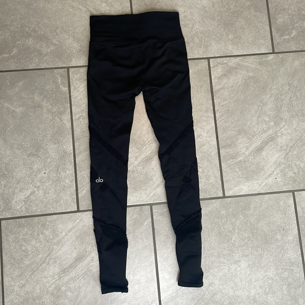 Alo yoga leggings cut out design